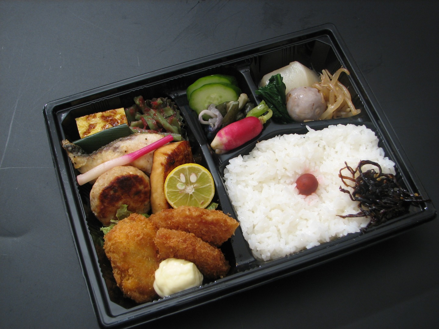 写真：焼魚、煮魚、揚物弁当