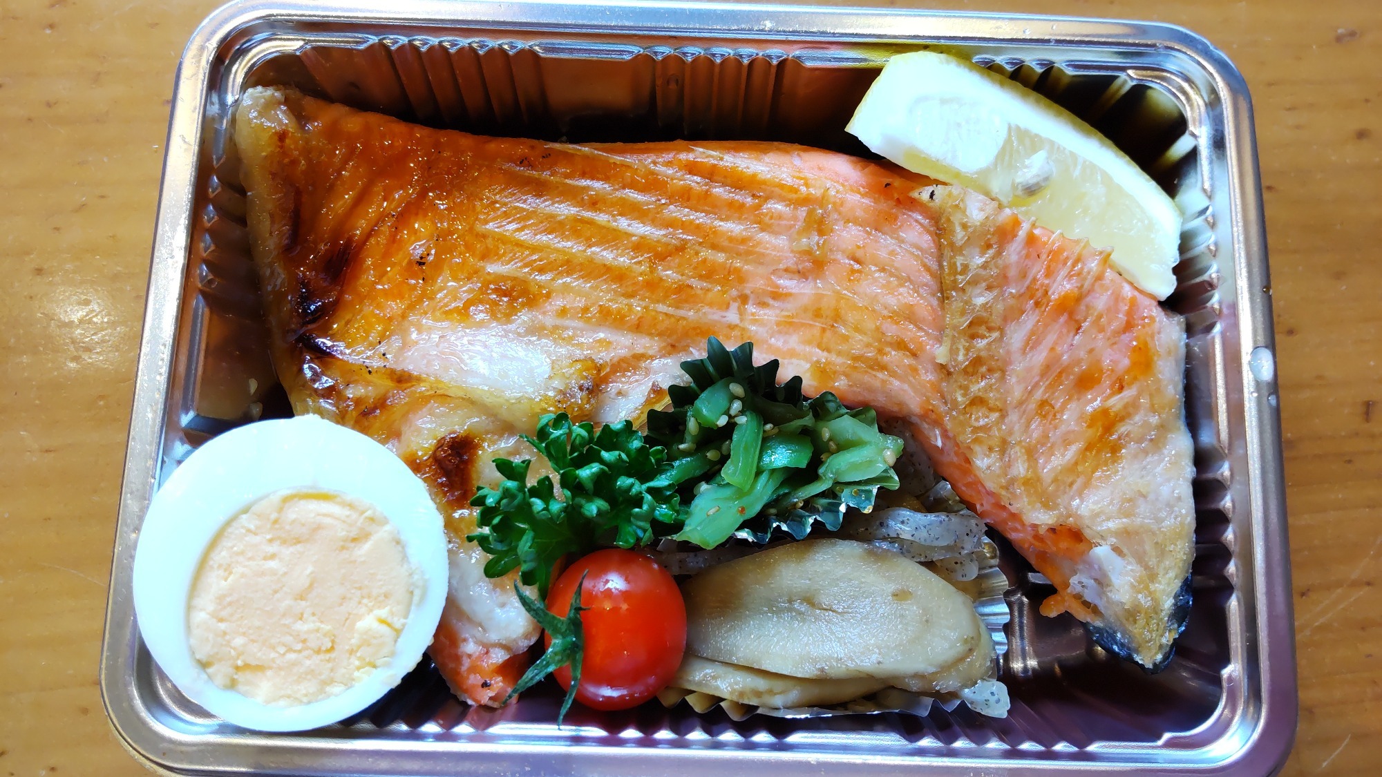 写真：焼魚、煮魚、揚物弁当