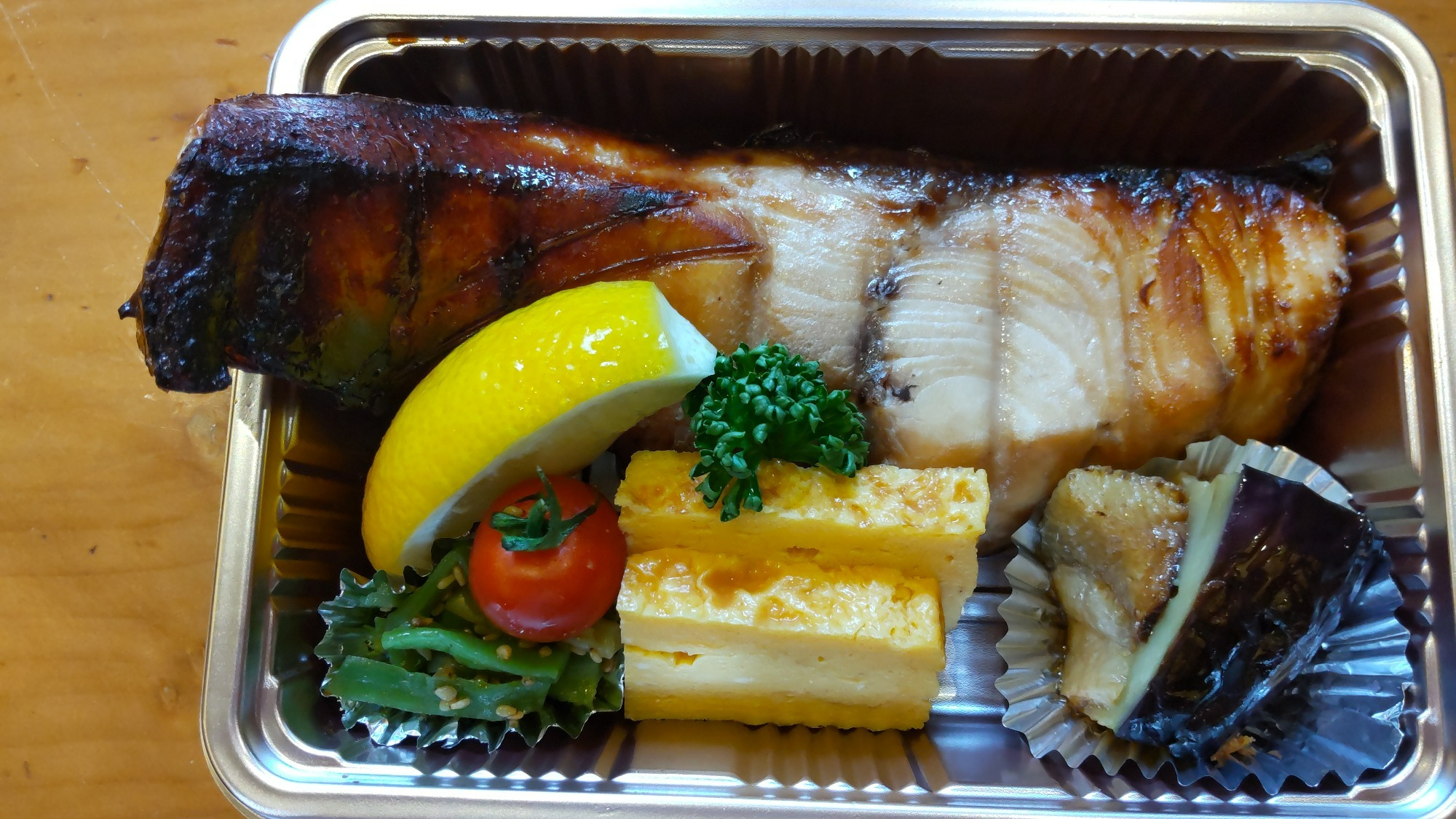 写真：焼魚、煮魚、揚物弁当