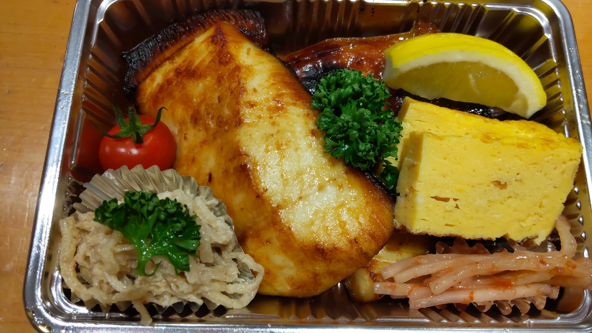 写真：焼魚、煮魚、揚物弁当