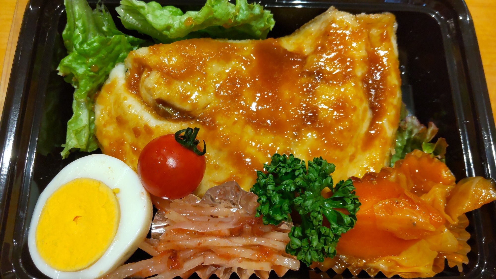 写真：焼魚、煮魚、揚物弁当